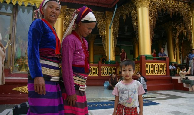 Angehörige ethnischer Minderheiten an der Shwedagon-Pagode in Yangon. ©Foto: Katja Dombrowski
